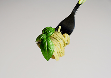 forchetta di spaghetti al pesto