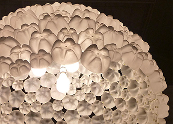 lampadario-con-bottiglie-di-plastica lampadario-con-bottiglie-di-plastica