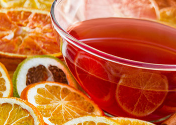 Tee mit Zimt und Orangen Tee mit Zimt und Orangen