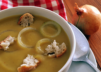 Morceaux de pain dans la soupe à l'oignon