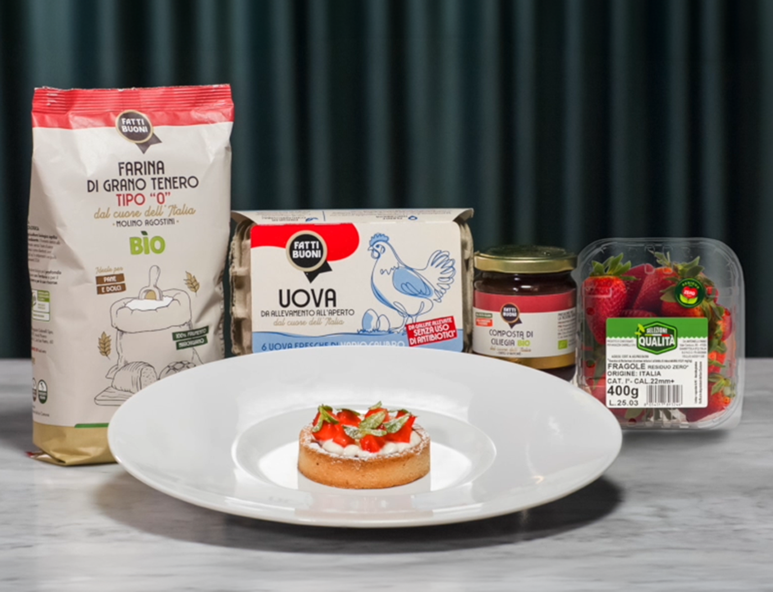 Crostatina, composta di ciliegie, squacquerone e fragole