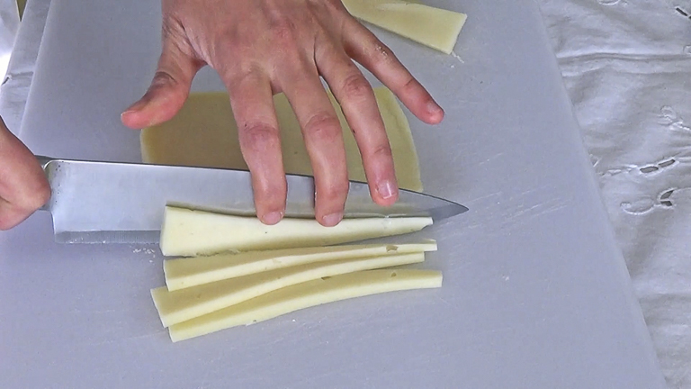 tagliare-delle-fettine-di-asiago tagliare-delle-fettine-di-asiago