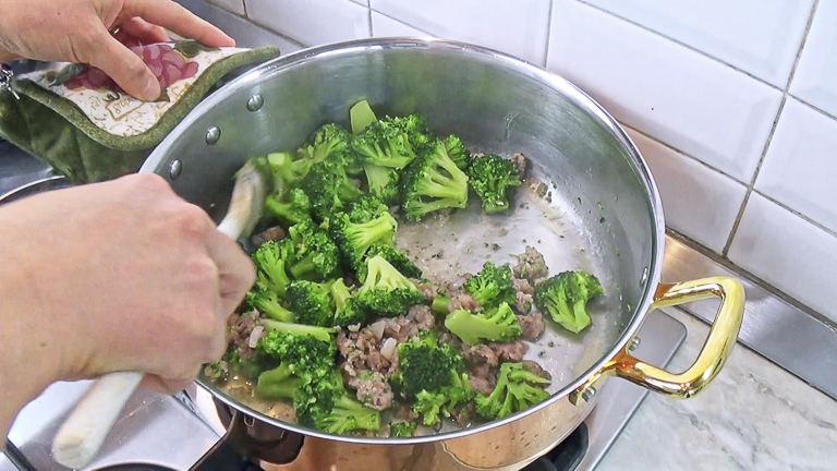 aggiungere-i-broccoli-alla-salsiccia
