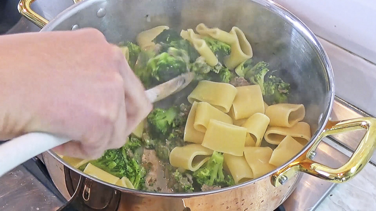 aggiungere-la-pasta-al-condimento
