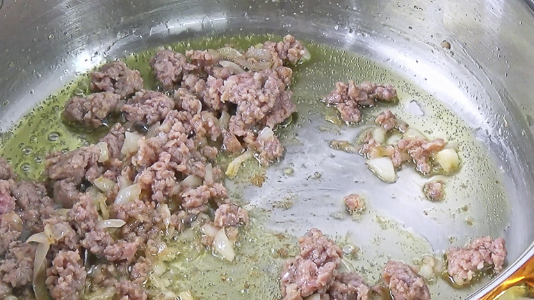aggiungere-la-salsiccia-al-soffritto
