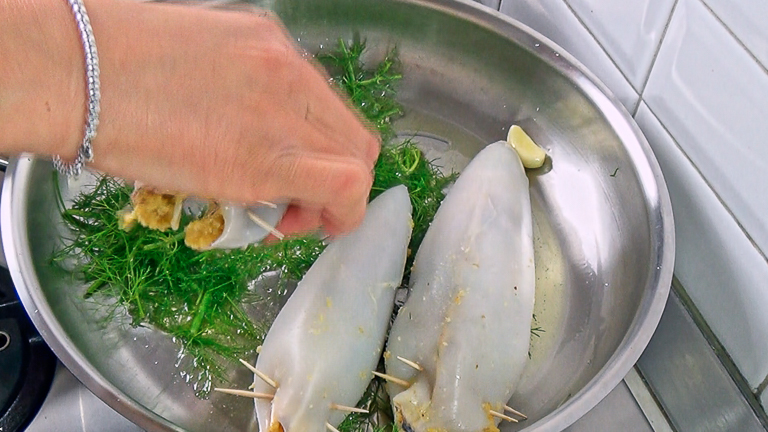 aggiungere-i-calamari-al-soffritto