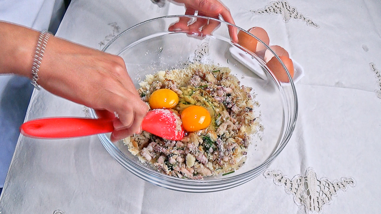 aggiungere-i-calamari-alle-uova-e-pancarrè