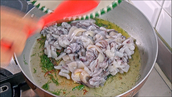aggiungere-i-calamari-in-padella