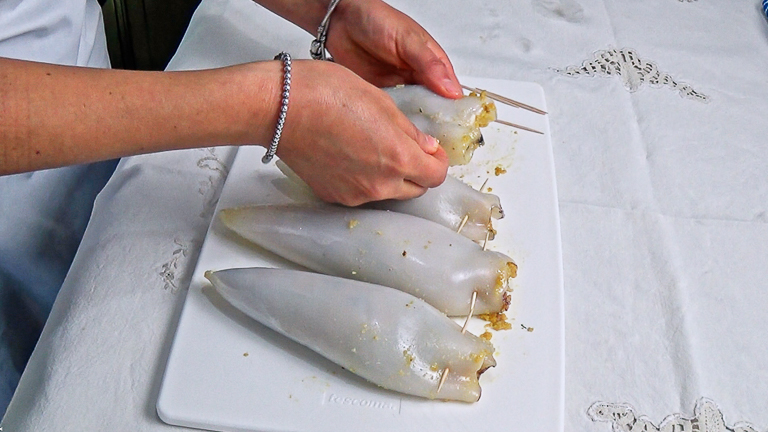 chiudere-i-calamari-con-gli-stuzzicadenti