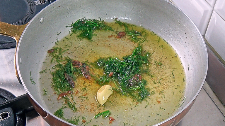 preparare-il-fondo-con-aglio-alici-e-finocchietto