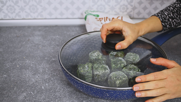 mettere-gli-spinaci-in-una-padella