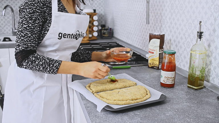 spennellare-con-passata-di-pomodoro