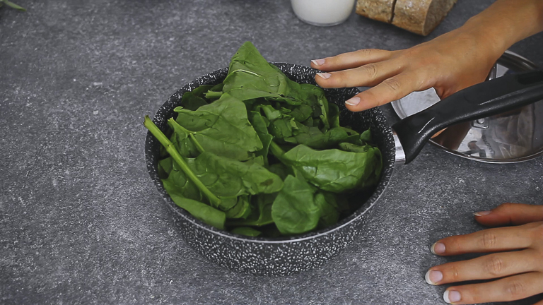 mettere-spinaci-in-un-pentolino mettere-spinaci-in-un-pentolino