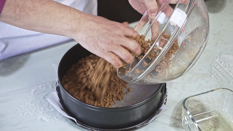 mettere-il-composto-nella-tortiera mettere-il-composto-nella-tortiera