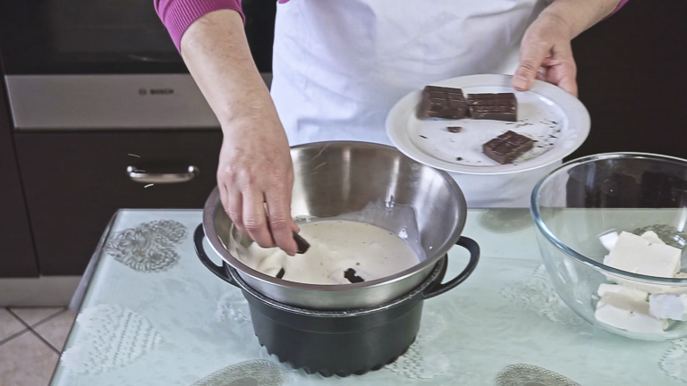 sciogliere-il-cioccolato-nella-panna sciogliere-il-cioccolato-nella-panna