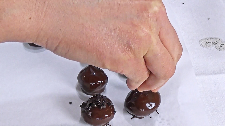 guarnire-le-palline-con-granella-di-cioccolato