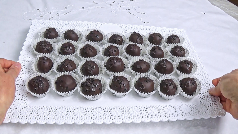 sistemare-i-cioccolatini-nei-pirottini
