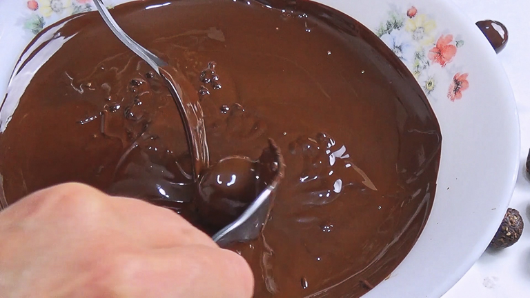 tuffare-le-palline-nel-cioccolato