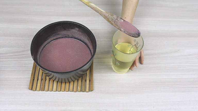 mettere-gocce-di-succo-in-un-bicchiere-di-olio