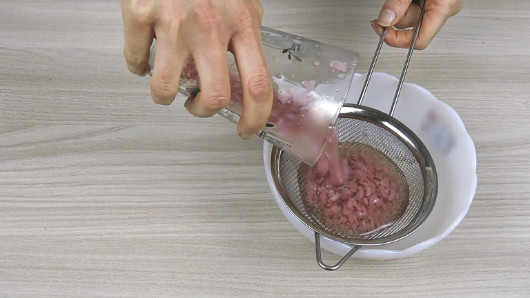 mettere-il-composto-in-un-colino