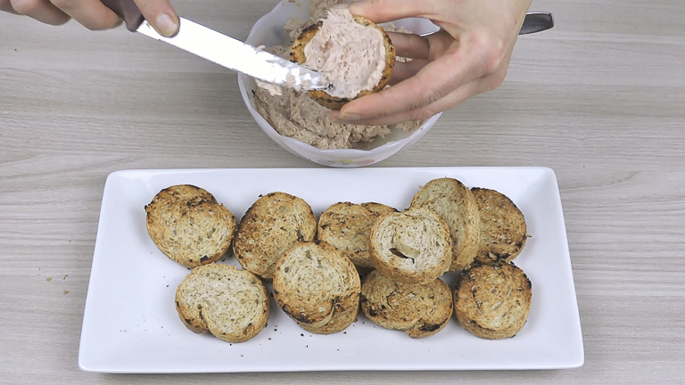 spalmare-mousse-sui-crostini