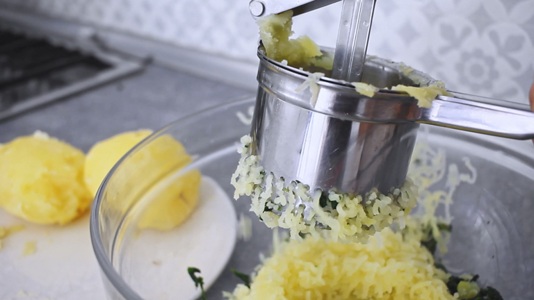schiacciare-le-patate schiacciare-le-patate