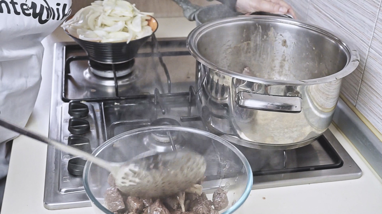 mettere-la-carne-in-una-ciotola