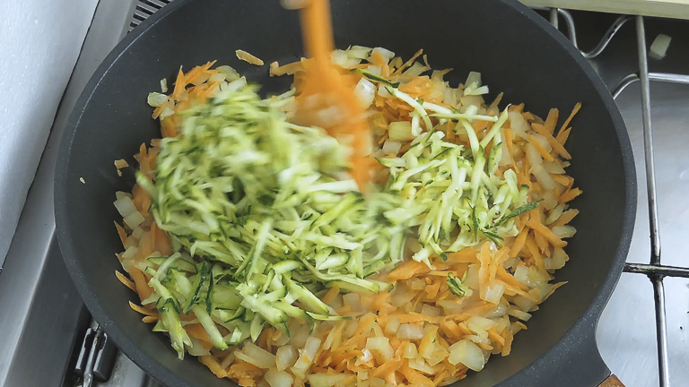 mettere-le-verdure-in-una-padella mettere-le-verdure-in-una-padella
