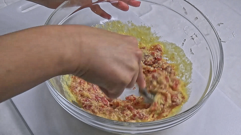 amalgamare-uova-parmigiano-e-salsiccia-sbriciolata