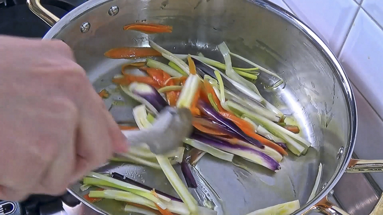 mettere-in-una-pentola-olio-e-verdure-tagliate