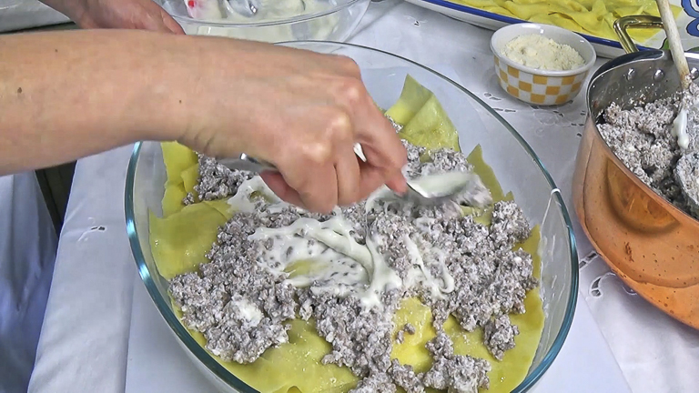 aggiungere-carne-besciamella-e-parmigiano aggiungere-carne-besciamella-e-parmigiano
