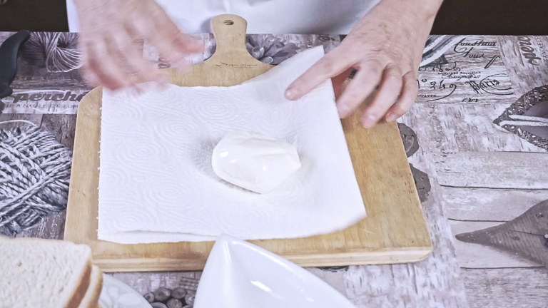 tamponare-la-mozzarella-con-carta-assorbente tamponare-la-mozzarella-con-carta-assorbente