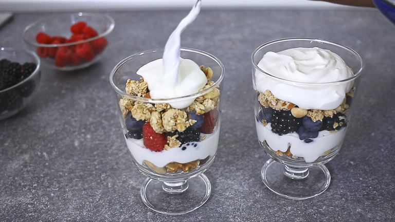 aggiungere-ultimo-strato-di-yogurt aggiungere-ultimo-strato-di-yogurt