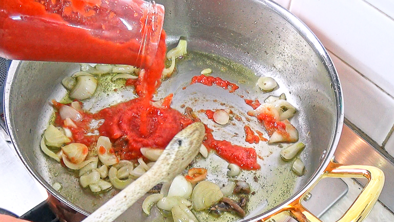aggiungere-la-passata-di-pomodoro aggiungere-la-passata-di-pomodoro