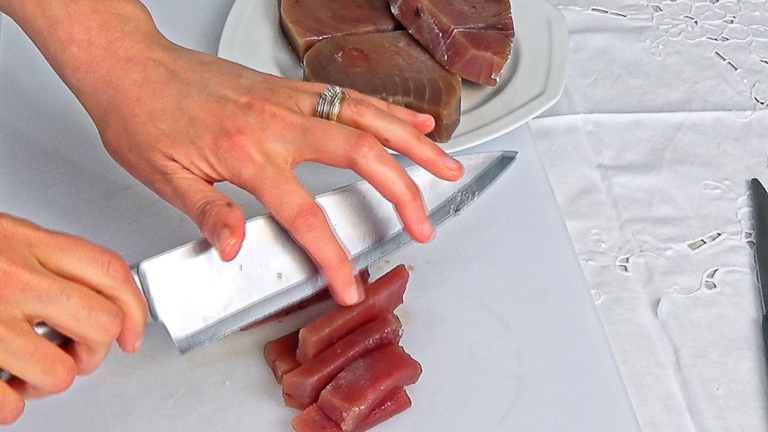 tagliare-a-fettine-i-filetti-di-tonno tagliare-a-fettine-i-filetti-di-tonno
