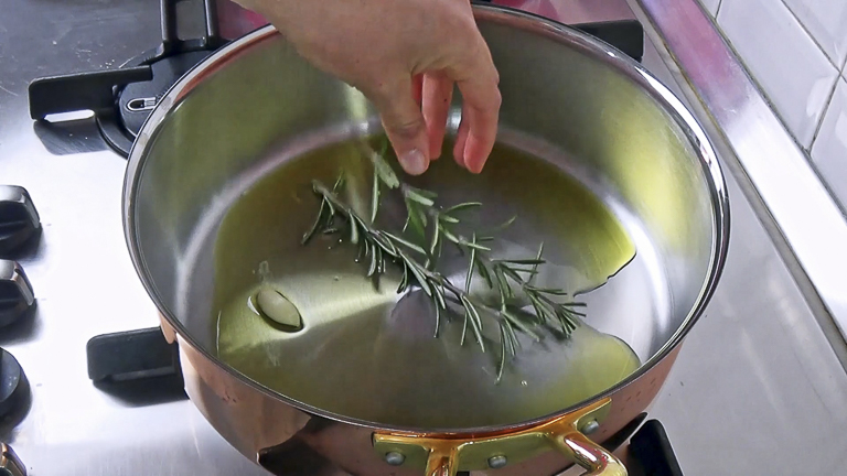 mettere-in-un-tegame-olio-aglio--e-rosmarino mettere-in-un-tegame-olio-aglio--e-rosmarino
