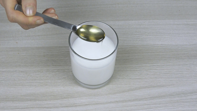 sciogliere-il-miele-nel-latte sciogliere-il-miele-nel-latte