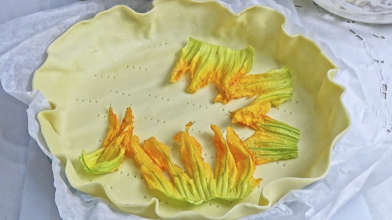 mettere-i-fiori-di-zucca-sulla-base