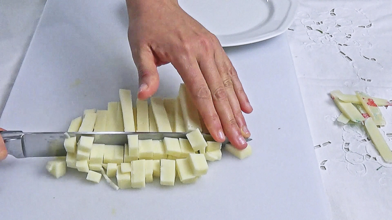 tagliare-il-formaggio-a-cubetti