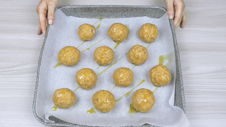mettere-le-polpette-sulla-teglia mettere-le-polpette-sulla-teglia