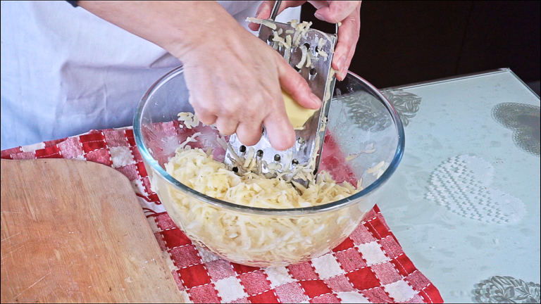 grattugiare-le-patate grattugiare-le-patate