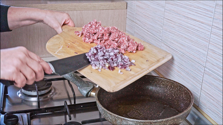 soffriggere-cipolla-e-salsiccia soffriggere-cipolla-e-salsiccia