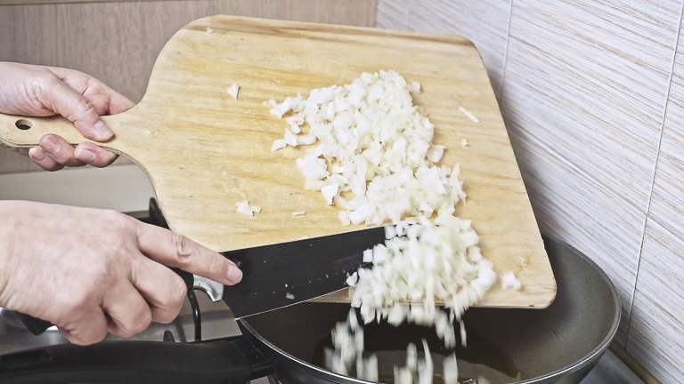 mettere-la-cipolla-in-una-padella mettere-la-cipolla-in-una-padella