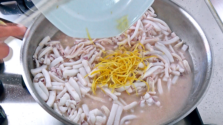 aggiungere-la-buccia-di-limone