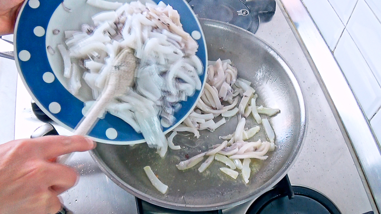 versare-i-calamari-nel-soffritto