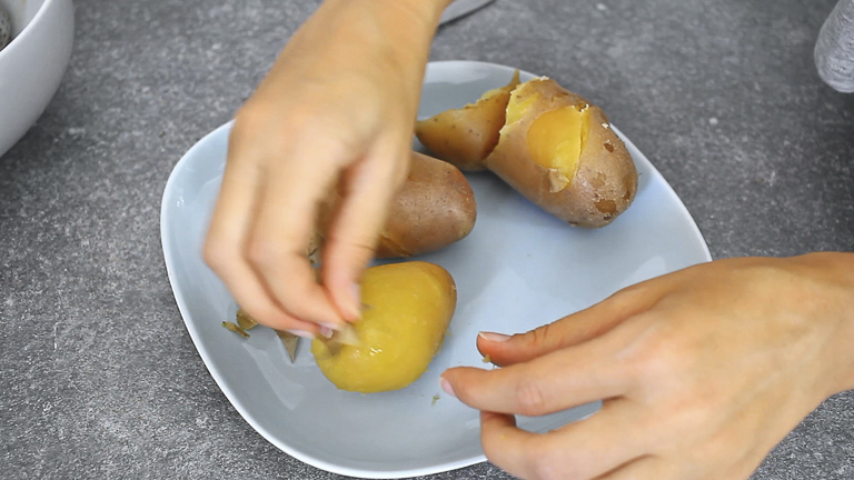 sbucciare-le-patate sbucciare-le-patate