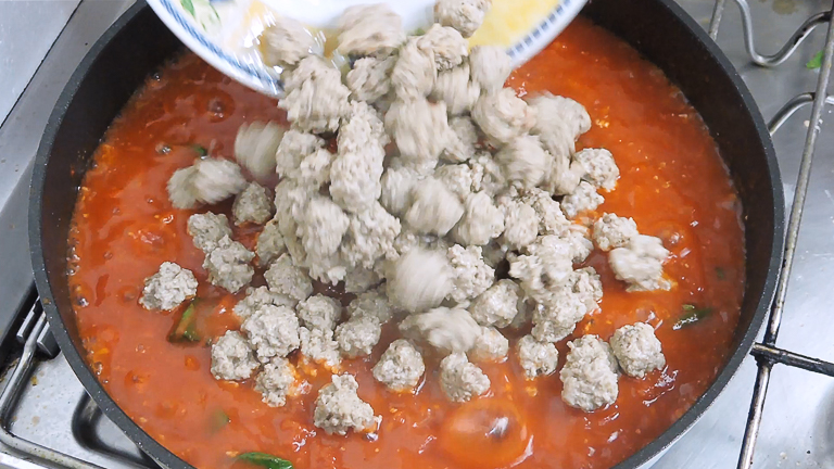 aggiungere-pallottine-nel-sugo