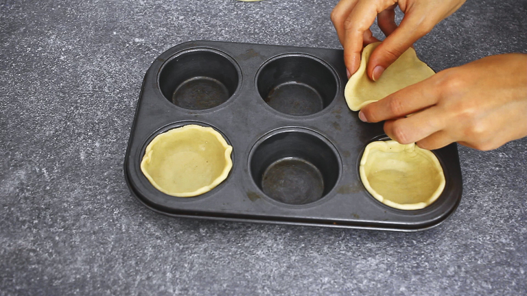mettere-i-cerchi-di-pasta-nello-stampo mettere-i-cerchi-di-pasta-nello-stampo