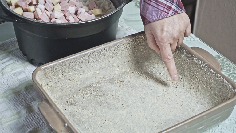 mettere-il-pane-grattugiato-nella-teglia mettere-il-pane-grattugiato-nella-teglia