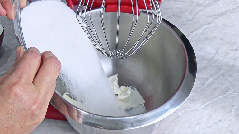 versare-mascarpone-e-zucchero versare-mascarpone-e-zucchero